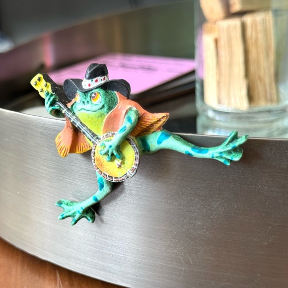 Artisan Country Frog Playing Banjo Brooch - Picture 3 of 6